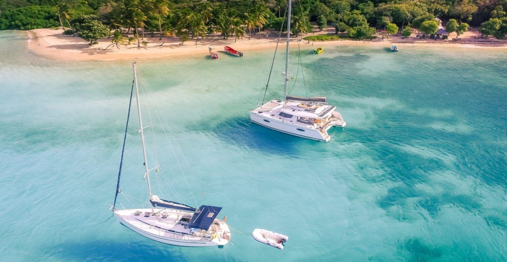 voilier et catamaran Sailsquare en croisière sur une mer paradisiaque
