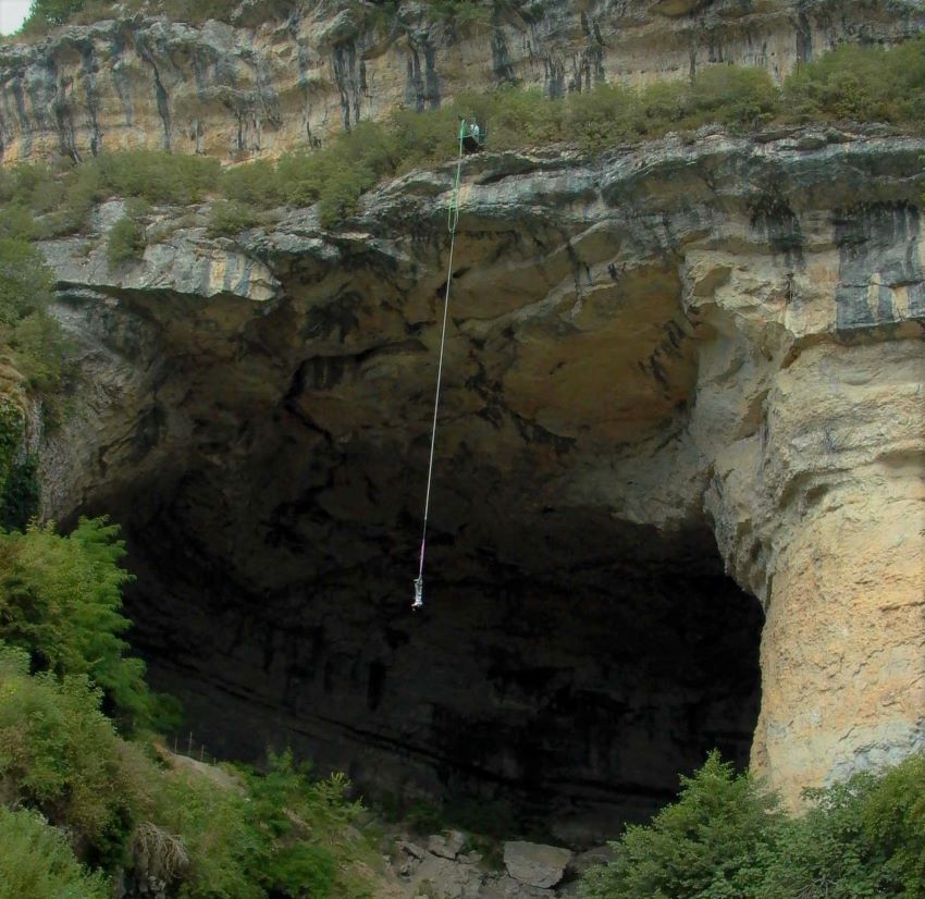 Mas-d'Azil - saut à l'élastique de 70 mètres depuis la voûte de la grotte