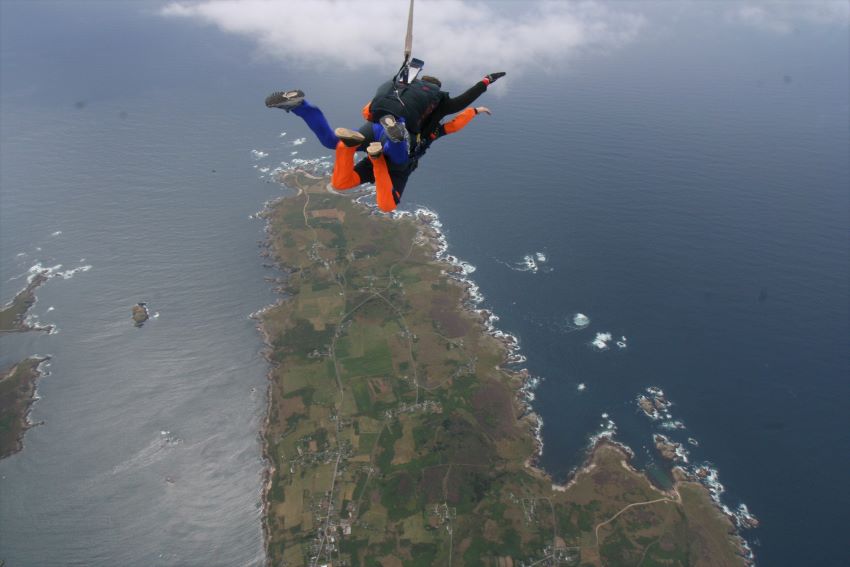 saut en parachute en tandem sur l'île de Ouessant