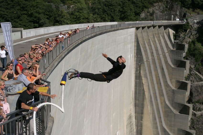 Le barrage de Verzasca - le plus haut saut à l’élastique d’Europe - Suisse