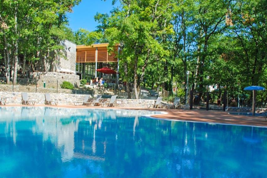 Domaine des Blachas - piscine chauffée, jacuzzi et location mobil home