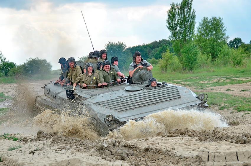 char d'assaut tank conduite EVG à Prague