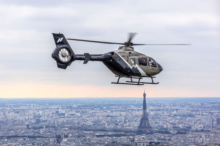 vol en hélicoptère au-dessus de Paris